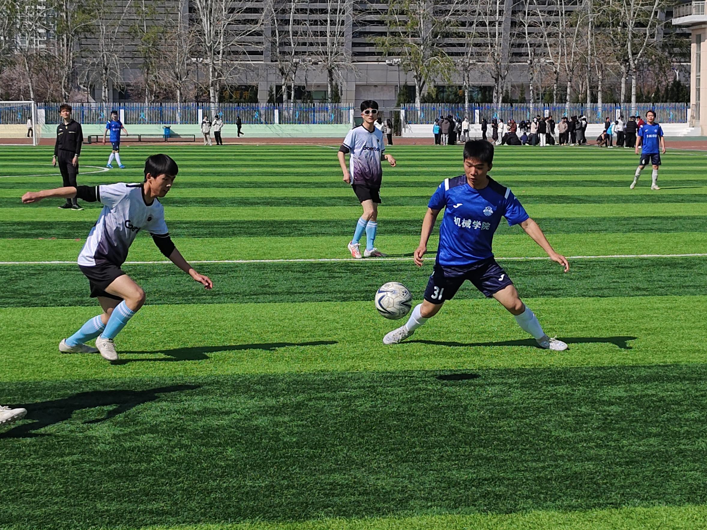 开云体育-欢乐足球盛宴，球员齐聚赛场争夺荣耀()  第1张