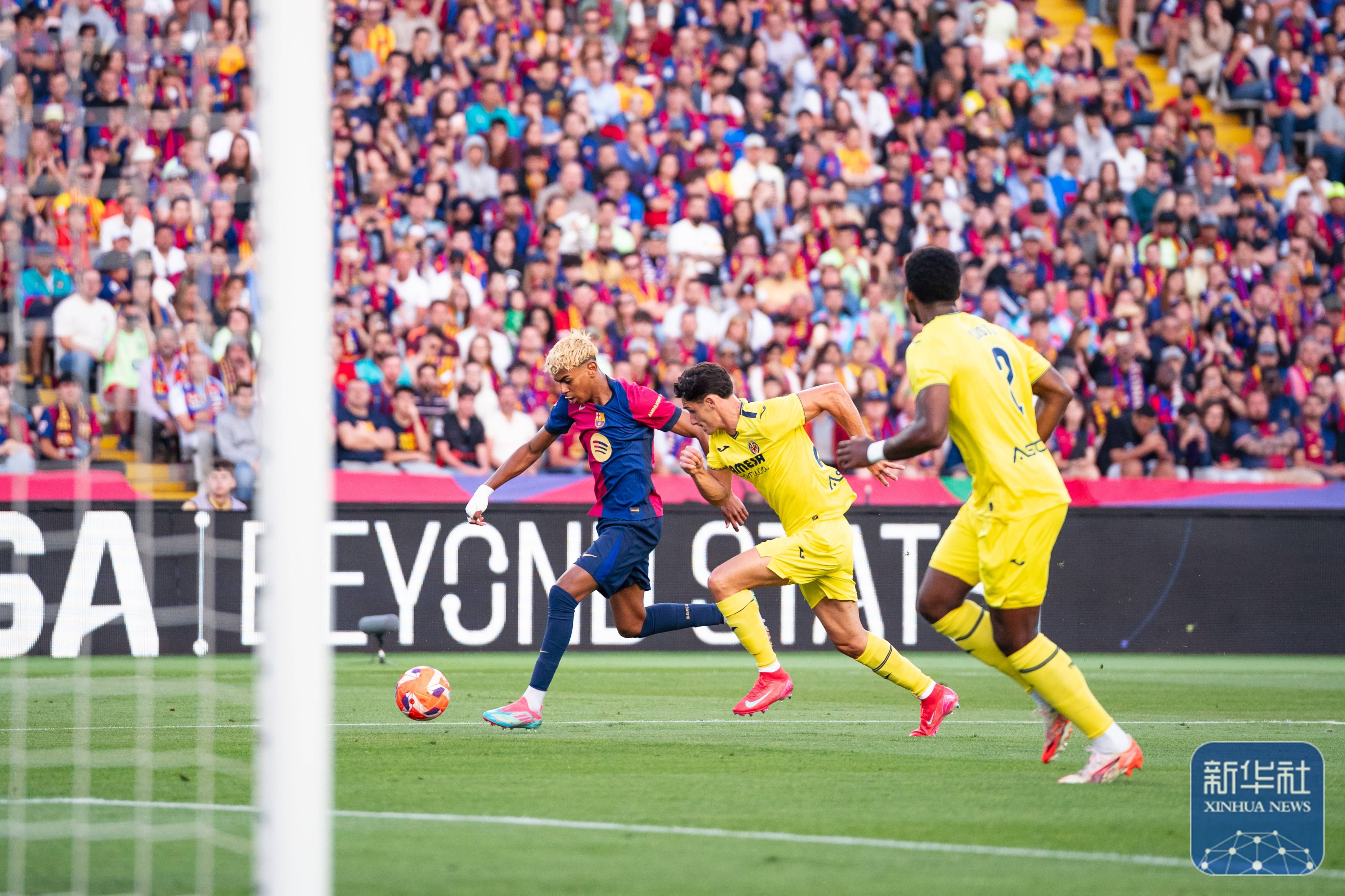 开云体育-欢乐足球盛宴，球员齐聚赛场争夺荣耀()  第2张