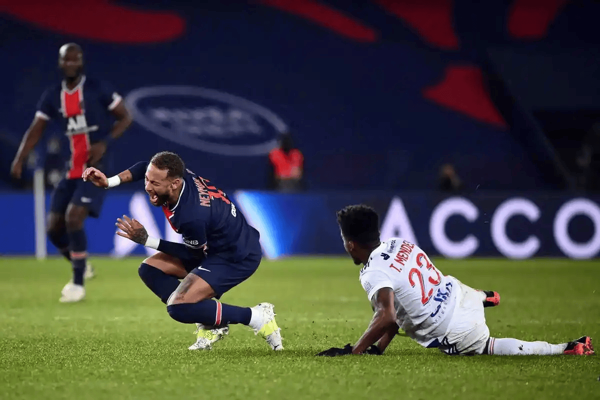 开云sports-法兰克福队主场战胜对手，球迷欢呼雀跃()  第2张