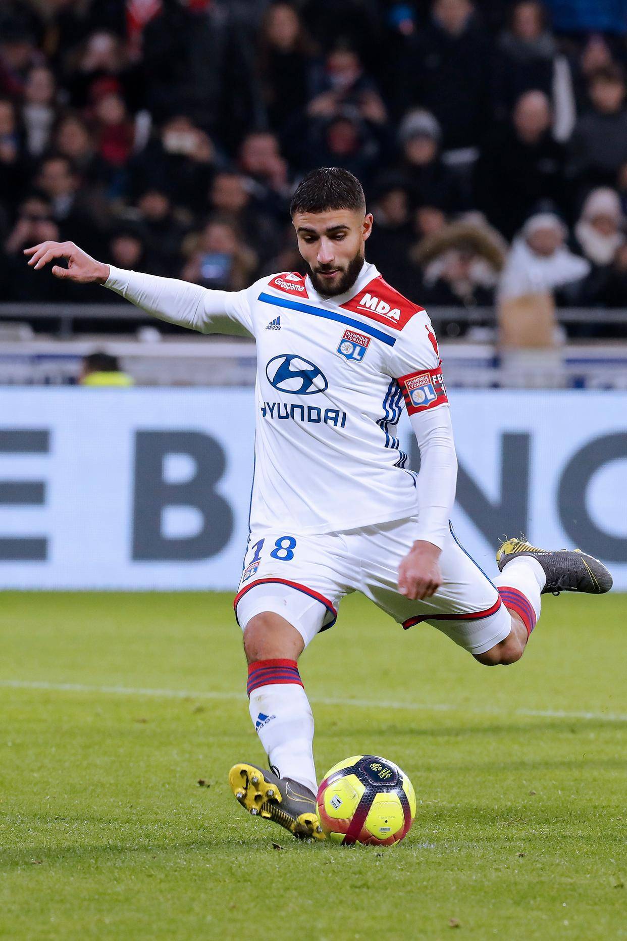 开云体育娱乐app-里昂客场力克雷恩，继续保持胜利势头赢得球迷支持()  第1张