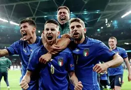 开云体育sports-欧洲足球比赛再掀激情狂潮，球员拼尽全力()  第2张