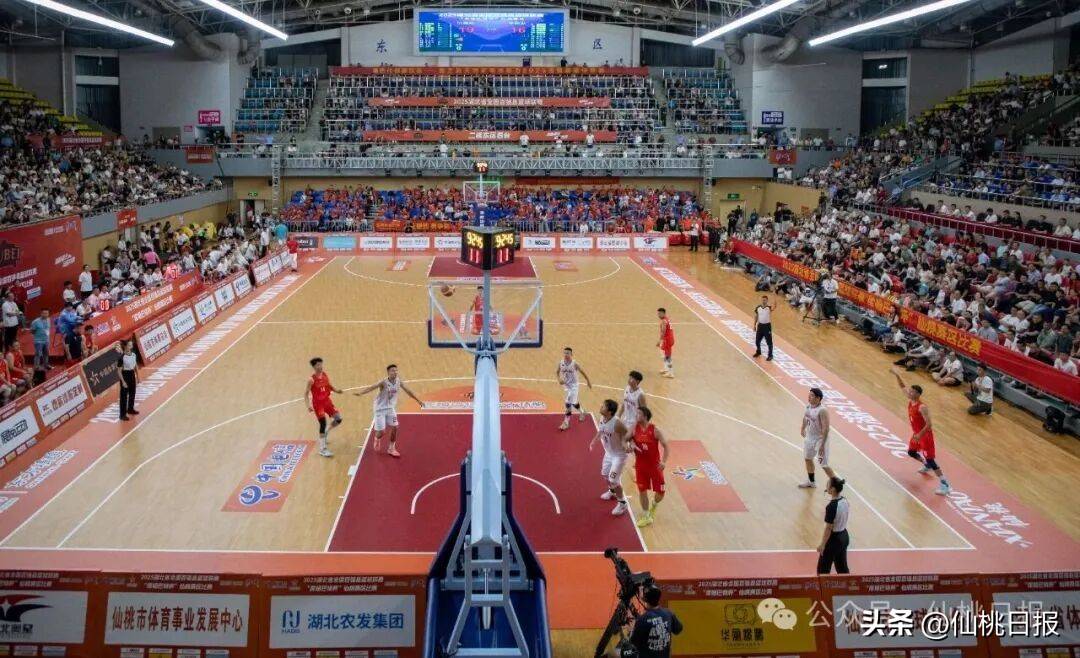 开云体育官网-体育场馆内篮球赛事精彩纷呈，现场热闹非凡()  第1张